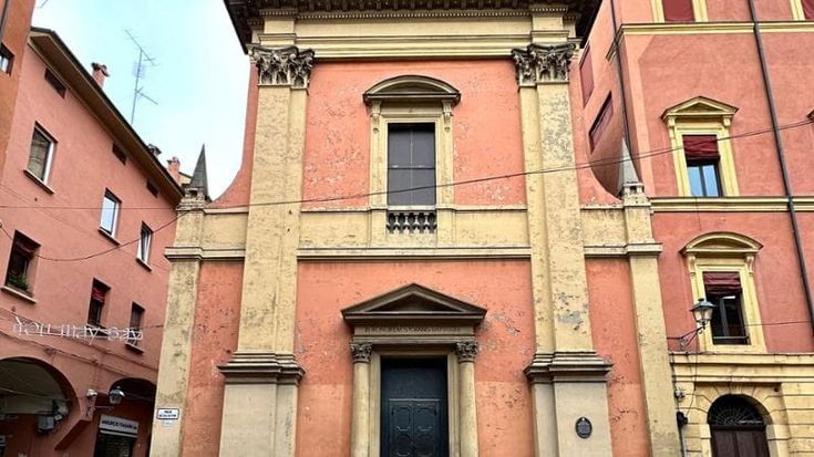 Nella chiesa dei Celestini la fede incontra yoga e chakra