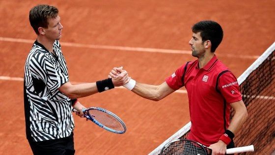 Tennis, Roland Garros: Djokovic in semifinale, Serena Williams trema ma avanza