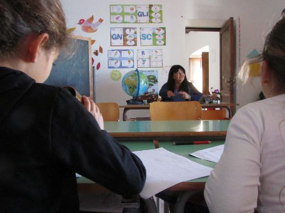 Ad Alicudi la scuola pi&ugrave; piccola d'Europa: due alunne e una maestra