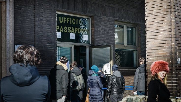 Emergenza passaporti a Torino, uffici aperti anche il sabato. In sei ore 700 richieste