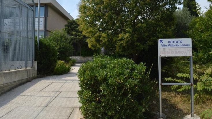 Bari, nipote del boss Palermiti fa irruzione a scuola e aggredisce l’ex fidanzata per portarle via lo smartphone