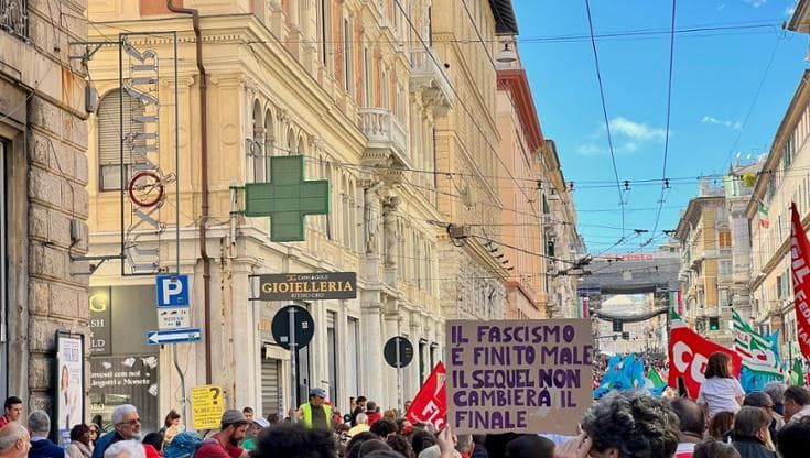 25 aprile, diecimila in piazza a Genova: fischi per Bucci e Piciocchi