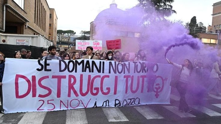 Nelle scuole un minuto di silenzio in memoria di Giulia Cecchettin e le vittime di violenza. Ma gli studenti si ribellano: “Facciamo rumore”
