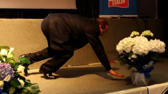 Genova, Berlusconi inciampa sul palco: "Questa è la sinistra"