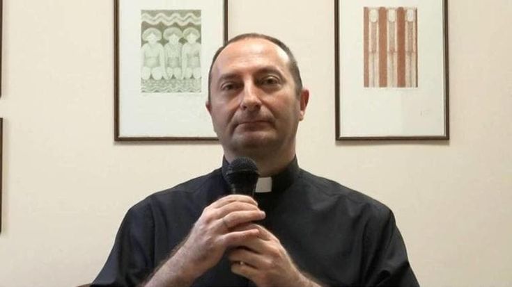 Prima di fare il prete aveva lavorato in albergo, chi è Ramon Guidetti il parroco di Livorno scomunicato da papa Francesco