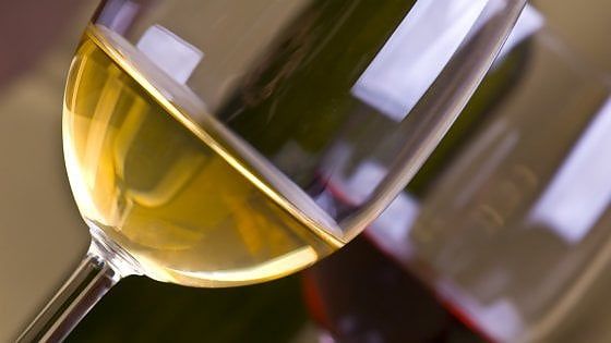 Bere meno per bere meglio: gli italiani e il vino raccontati dal Censis