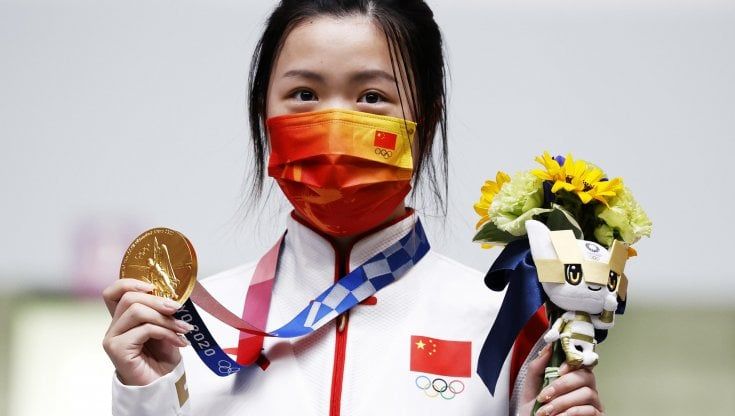 Ecco la prima medaglia d'oro di Tokyo 2020: Bach la porta su un vassoio