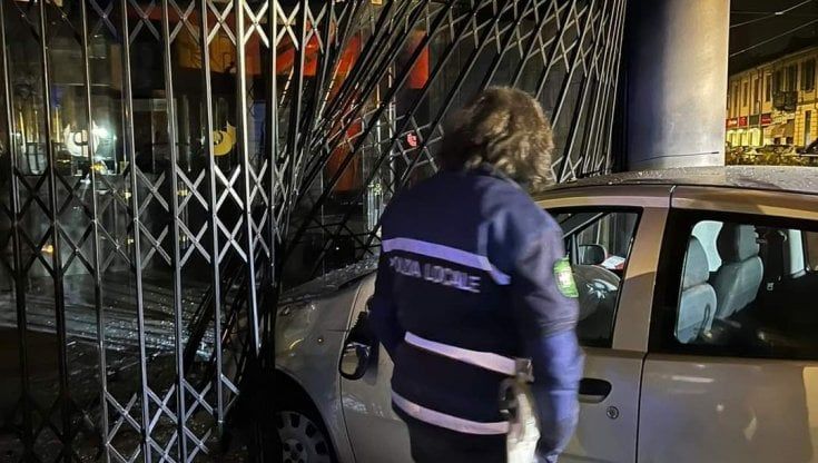 Torino,  auto finisce nel foyer del  cinema Colosseo 