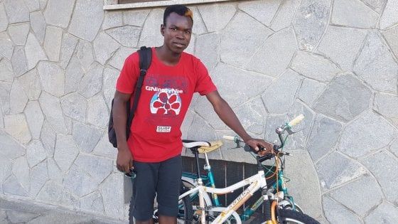 Torino, parla il ragazzo che pedalava in autostrada: "Il poliziotto mi chiama negro? Pazienza, mi ha salvato la vita"