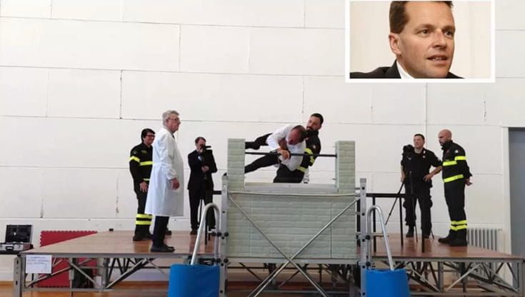 Mps, morte David Rossi, la perizia: “Aggredito da più persone, tentava di difendersi”