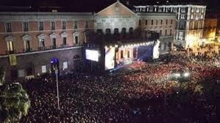 Gigi D'Alessio al concerto di Capodanno a Bari, in diretta su Canale 5. Lo show è firmato Mediaset
