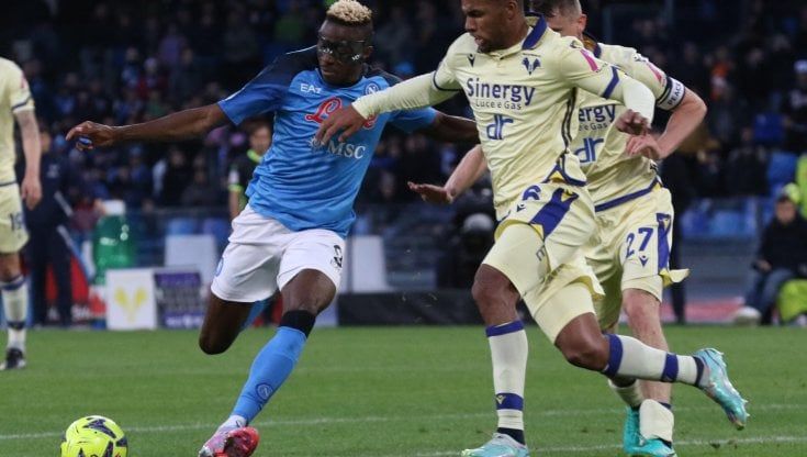 Napoli-Verona 0-0: Osimhen torna dopo l'infortunio, ma a fermarlo è la traversa