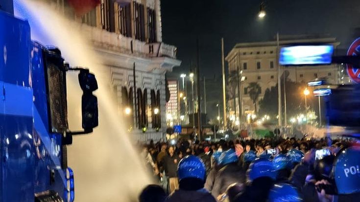 Scontri nelle piazze, gli abusi degli agenti: dal ragazzo colpito col manganello a quello perquisito