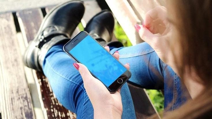 Sesso virtuale: farlo al telefono con il partner fisso, o con gli sconosciuti. Cause, benefici e rischi