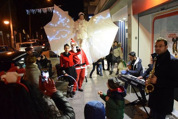 Natale, a Bari la notte bianca del commercio: la periferia fa festa 