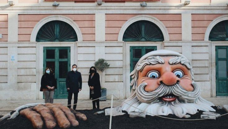 Babbo Natale emerge dal sottosuolo: la scultura in cartapesta a Bisceglie è un invito a risalire