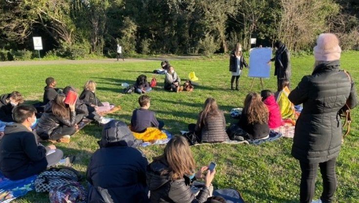 Napoli, dispersione da Dad, si fa lezione nei parchi: "Bello rivederci"