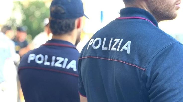 Strattona una donna e tenta di portarle via il nipote di quattro anni: fermato per tentato sequestro