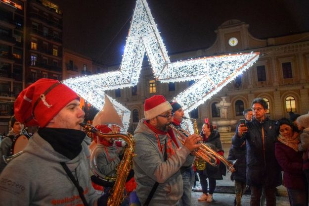 Bari, elfi e street band per la notte bianca di via Manzoni