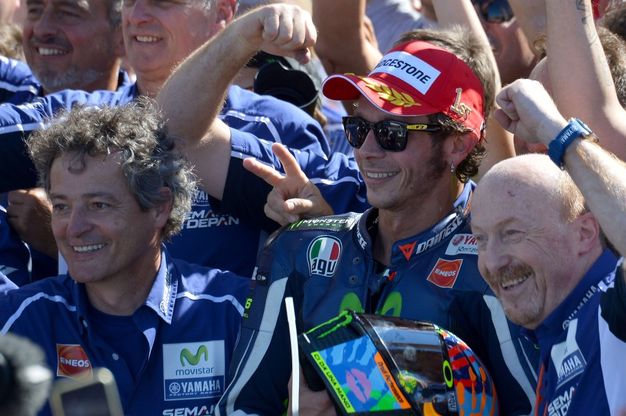 Rossi trionfa a Misano, la festa sul podio