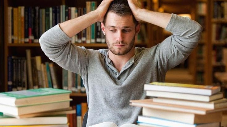 Studenti e genitori: “Troppi i compiti per le vacanze”. Per l'80% il carico è eccessivo. Il parere degli esperti