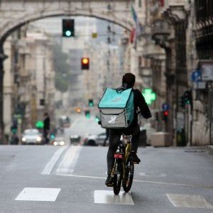Genova, la denuncia dei sindacati: "Corrieri e lavoratori in appalto senza protezioni dal coronavirus"