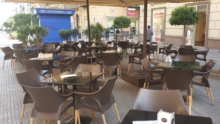 Coronavirus, la paura svuota le strade: e c'è chi vieta la "vasata"
