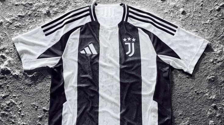 Juve, la nuova maglia: ambientazione lunare, strisce larghe, niente sponsor (per ora) e Yildiz testimonial