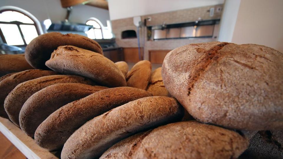 Il pane congelato o precotto esposto in scaffali separati da quello fresco  - La Stampa