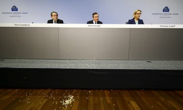 Bce, irrompe manifestante mentre parla Draghi: la fotosequenza