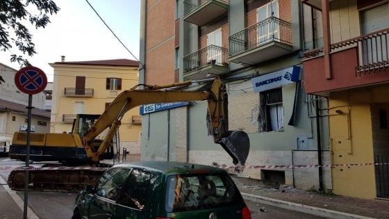 Foggia, assalto alla banca con la pala meccanica: i vigilanti sventano il colpo