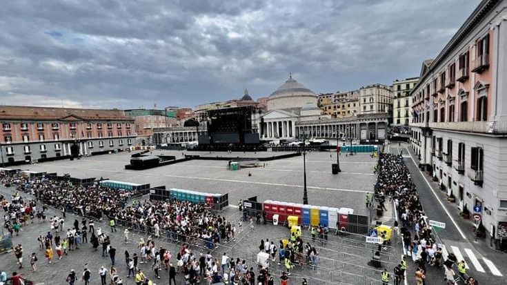 Napoli, i 3 concerti di Liberato in piazza Plebiscito, prove blindate: ballerini sul palco e karaoke sui mega schermi