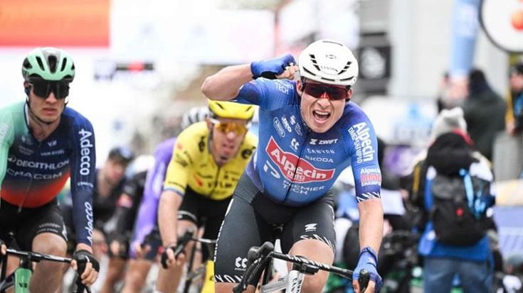 Van der Poel e Van Aert vanno un fuga, ma la Gand-Wevelgem la vince Philipsen