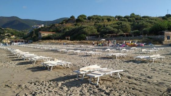 Spiaggia libera trasformata in lido, blitz della capitaneria nel Cilento