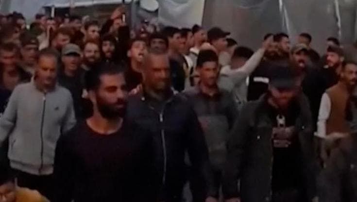 Gaza, la protesta dei palestinesi contro Hamas: corteo al grido "Via da qui terroristi!"