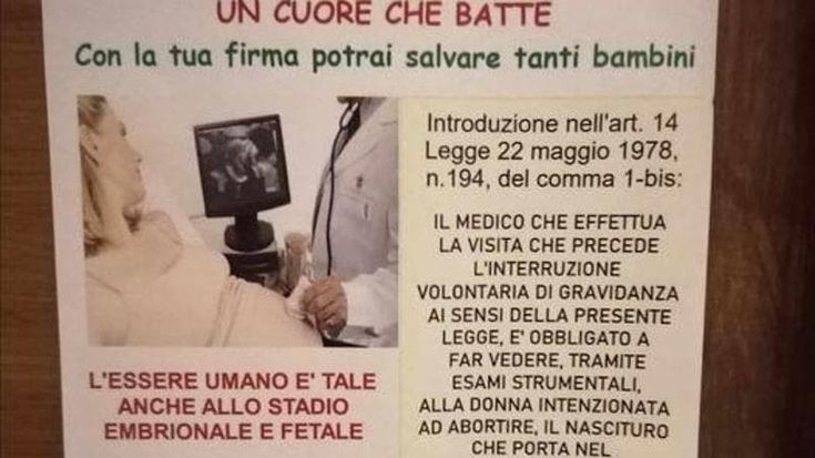 Davanti alla chiesa volantini per chiedere di obbligare le donne che abortiscono ad ascoltare il battito del feto. Ma il parroco si dissocia: “Non li ho visti, non sono autorizzati”