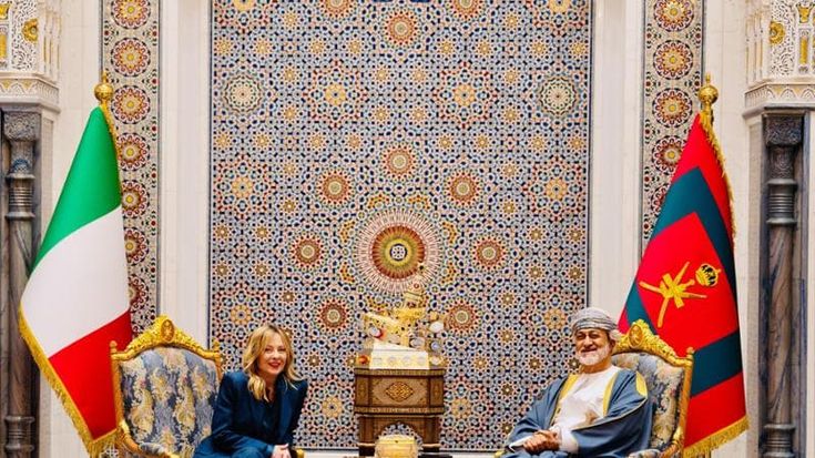 Iran, Allarme di Meloni dal Golfo: “Serve soluzione pacifica”. Rimpatriati i primi italiani