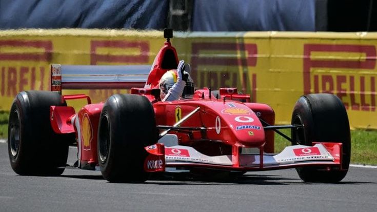 Vettel in lacrime sulla Ferrari di Schumacher: “Se fosse qui gli direi guidala tu, è tua”