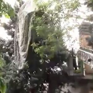 Reggio Emilia, paracadutista impigliato in un comignolo