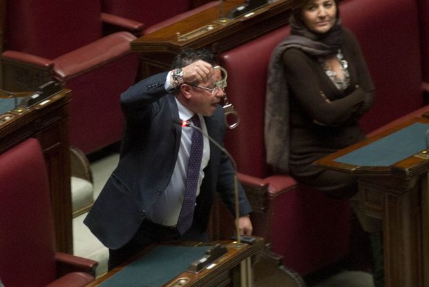 Fiducia dl carceri, caos in Aula: manette, cartelli e libri