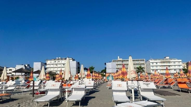 Anche il Papeete sciopera contro il governo: “Costretti a protestare per salvare le nostre aziende”. E sulla riviera tra i turisti si mormora
