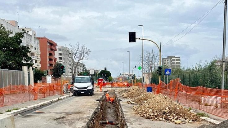 Bari, il cantiere infinito di via Gentile: dalla scorsa estate i lavori sulla strada. Serve un mese