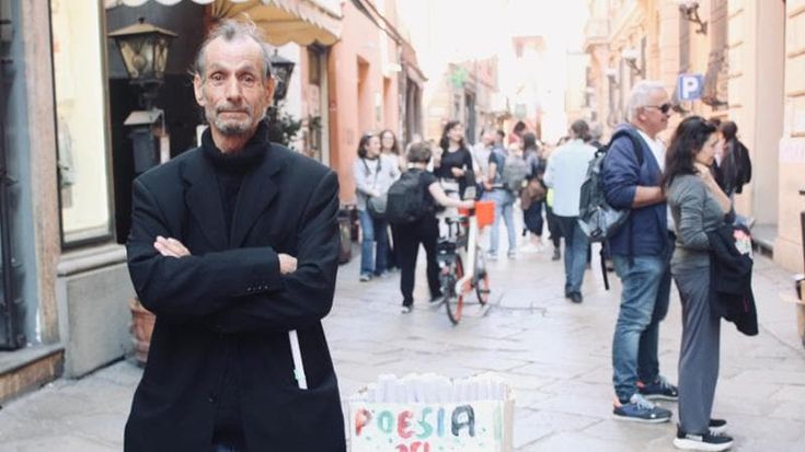 Antonio Melis, il poeta della strada che regala versi ai passanti in via Oberdan a Bologna