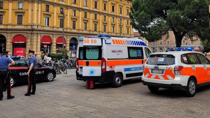 Lite per questioni di droga in pieno centro a Bologna: accoltellato un 30enne, è grave