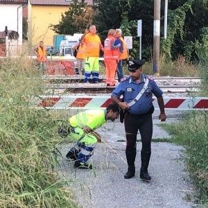 Si lancia sotto il treno facendo con la mano il segno della vittoria