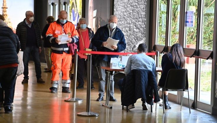 Giani sotto attacco dopo la bordata di Draghi: "Vaccini, alcune regioni trascurano gli anziani"