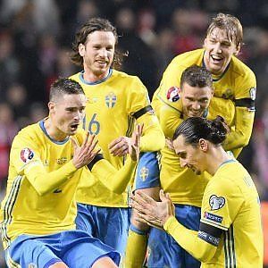 Ibrahimovic porta la Svezia agli Europei. Fa festa anche l'Ucraina