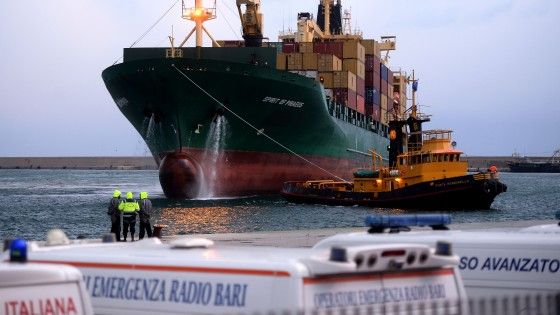 Traghetto in fiamme, tre le inchieste: "Naufragio e omicidio colposo"