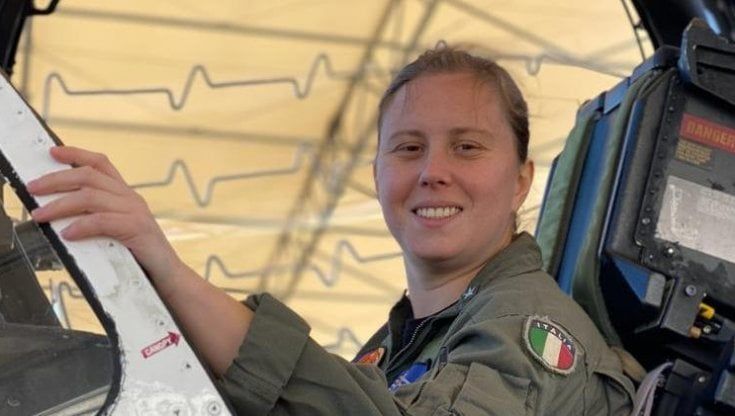 L'albese Erika Raballo è la prima "top gun" italiana: "Con la volontà e il duro lavoro sono riuscita a realizzare il mio sogno"