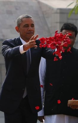Obama in India: petali rossi per Gandhi